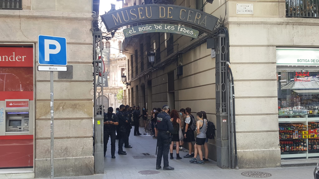 Simpatitzants de Vox es concentren al voltant de Colom per reivindicar-ne la figura | manifestacions a Barcelona