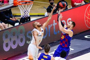 El Barça s’imposa al Baskonia i encarrila el pas a les semifinals