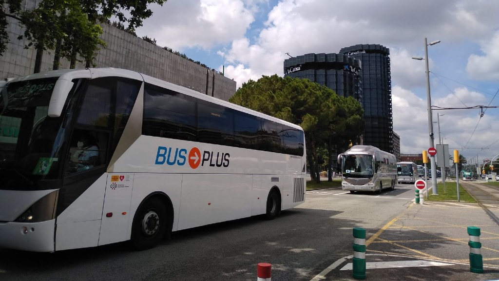 Marxa lenta d'autocars entrant a Barcelona per la Diagonal