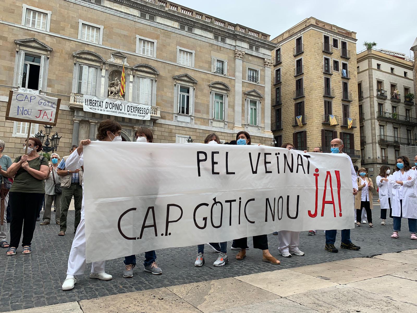 Protesta de treballadors i usuaris del CAP Gòtic a la plaça de Sant Jaume