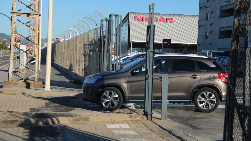 Pla general d'un treballador de Nissan sortint de la planta de la Zona Franca durant el primer dia en què s'ha reprès la producció de vehicles a la fàbrica