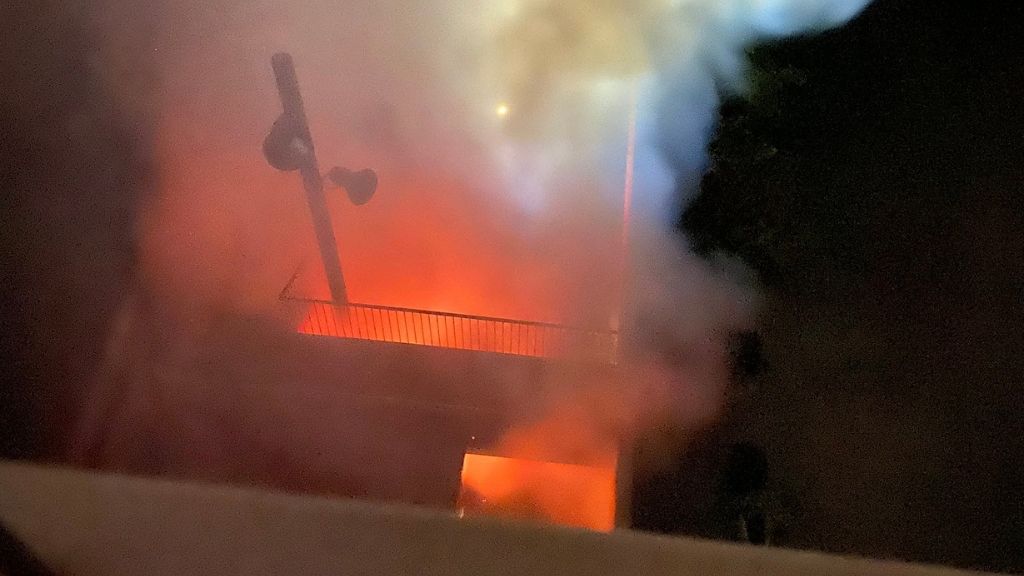 Flames de l'incendi al Casal de barri del poblenou