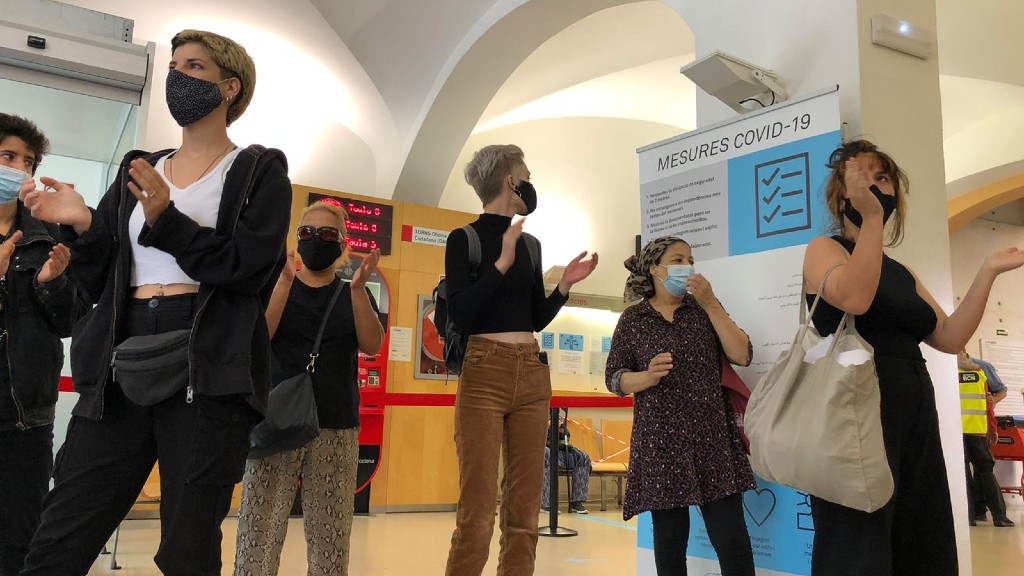 Ocupen l'oficina d'atenció ciutadana de Ciutat Vella per evitar un desnonament | desnonaments, especulació, protestes