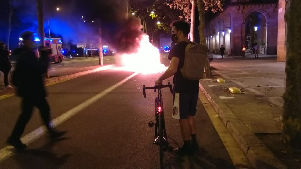 Esquerra independentista i negacionistes coincideixen en una protesta contra el toc de queda | covid, manifestacions a Barcelona