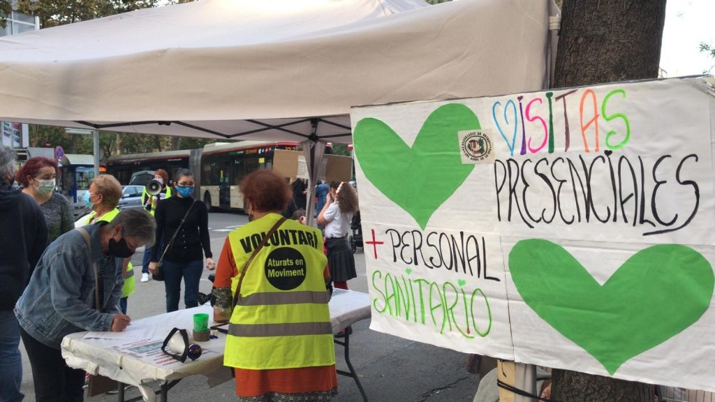 Protesta veïnal per demanar l'ampliació del Centre d'Atenció Primària la Pau | centres d'atenció primària, covid, protestes, queixes veïnals
