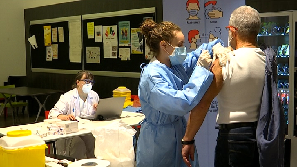 infermera posa vacuna grip