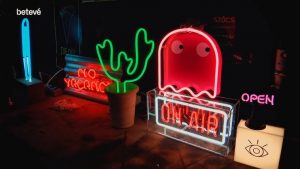 Neoner, un ofici en desús que cada cop té més demanda