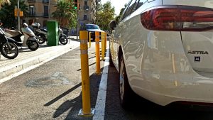 Queixes per la instal·lació de pilones al carrer d’Ausiàs Marc, que impedeixen sortir als conductors