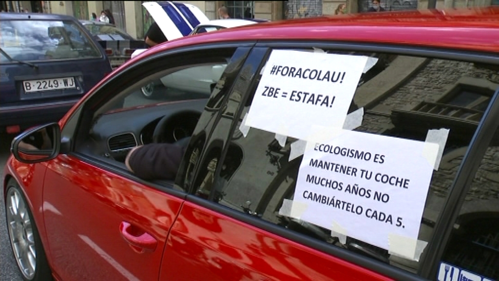 Mig miler de vehicles tallen diversos carrers per protestar contra la zona de baixes emissions | vehicles privats, ZBE Barcelona