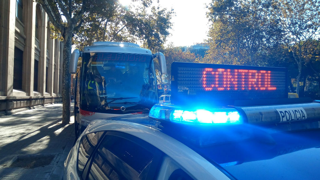 Control de la guàrdia urbana a un autobús escolar