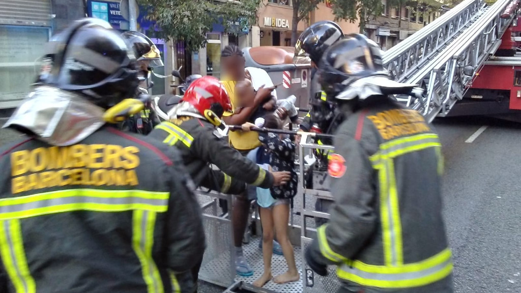 Sis desallotjats en un incendi al carrer de Xifré, al Camp de l'Arpa del Clot | Bombers de Barcelona, Incendis