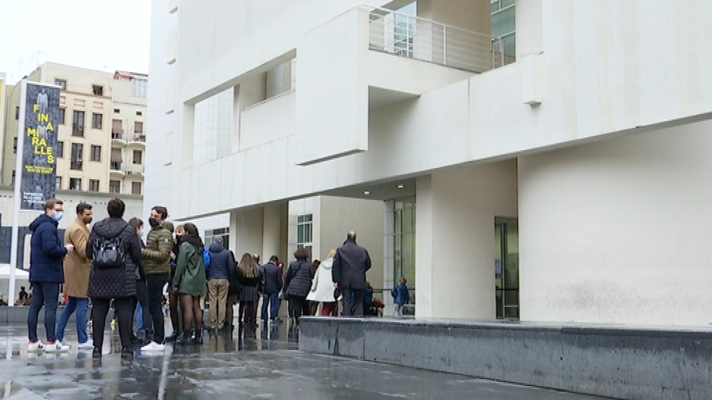 Cua a l'entrada del MACBA