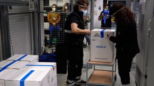 La primera gran remesa de les vacunes de Pfizer arriba a Catalunya