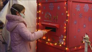 Els patges reials recullen les cartes per a Ses Majestats amb mesures anticovid