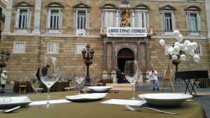 Els restauradors de km0, taules buides i plats trencats