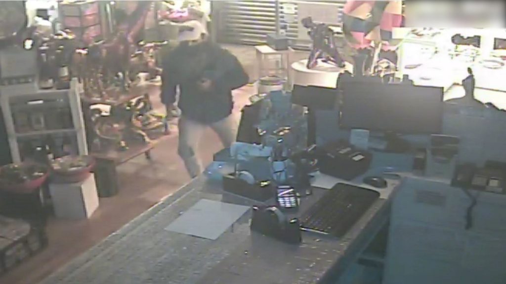 Detingut un lladre que va caure pel fals sostre de la pastisseria on estava robant | Mossos d'Esquadra, robatoris