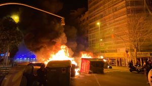 Bou demana que els autors de cremar contenidors paguin el cost de reposar-los