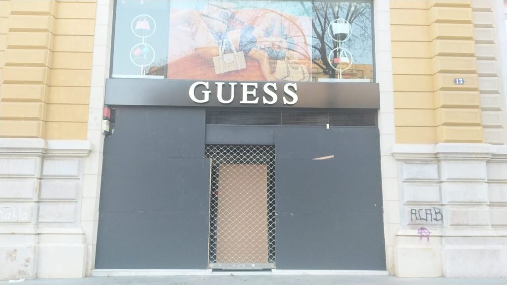 Comerços del passeig de Gràcia es blinden contra la manifestació a la plaça de la Universitat | botigues, manifestacions a Barcelona, passeig de Gràcia
