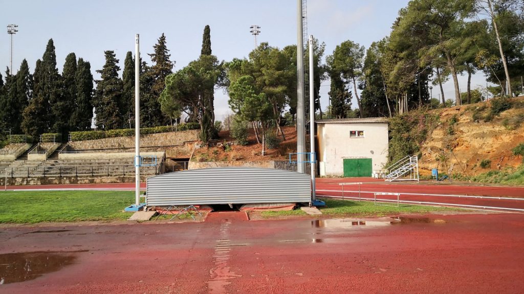 la part del salt de perxa, un dels espais més castigats de la pista d'atletisme de la UB