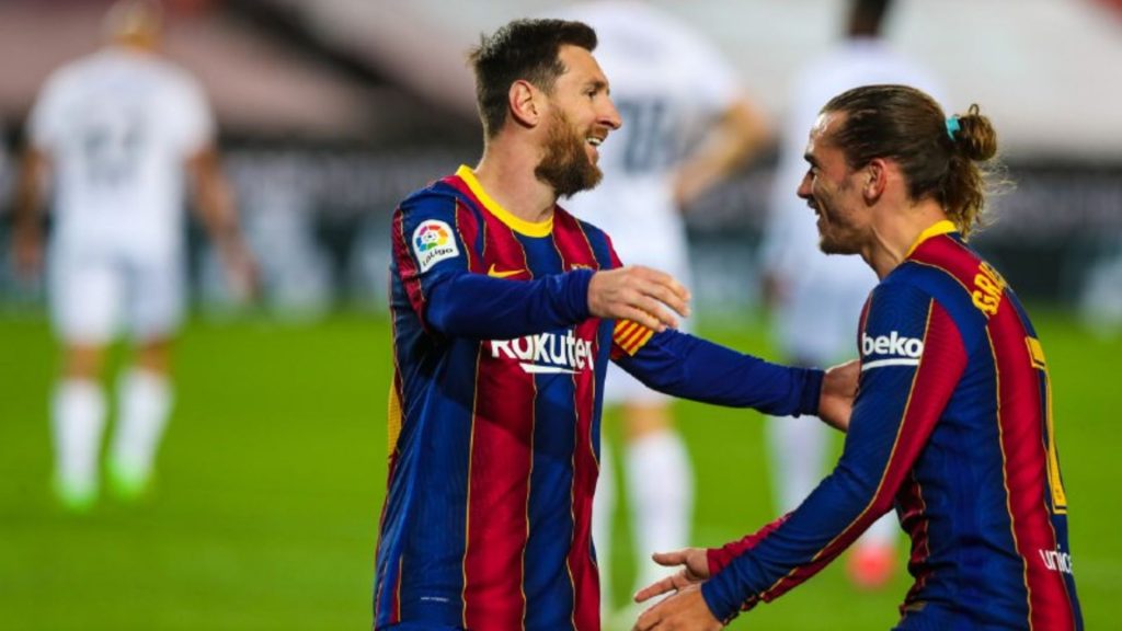 Messi i Griezmann celebren un gol davant l'Osca