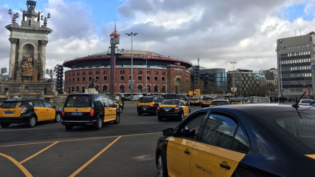 taxis en marxa lenta a la plaça d'Espanya