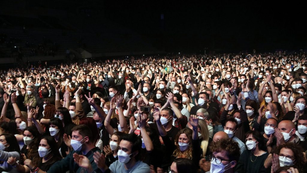 gent concert Love of Lesbian mascaretes