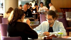 Balanç positiu de la reobertura de la restauració de centres comercials