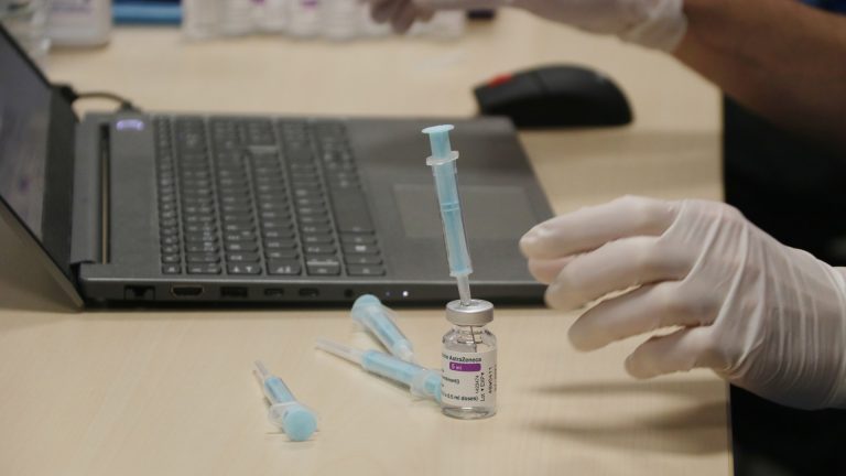 Una dosi de la vacuna d'AstraZeneca a punt per ser administrada a un dels punts de vacunació habilitats a la Facultat de Geografia i Història de la Universitat de Barcelona