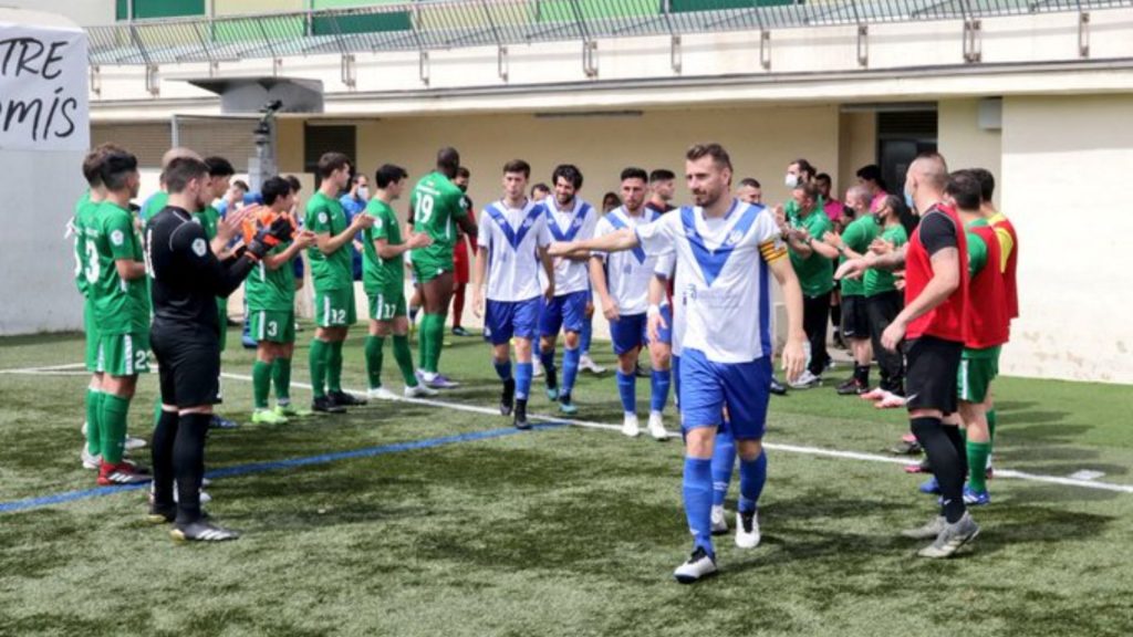 Àlex Cano en el passadís del partit contra el Cerdanyola, el 364 amb la samarreta escapulada