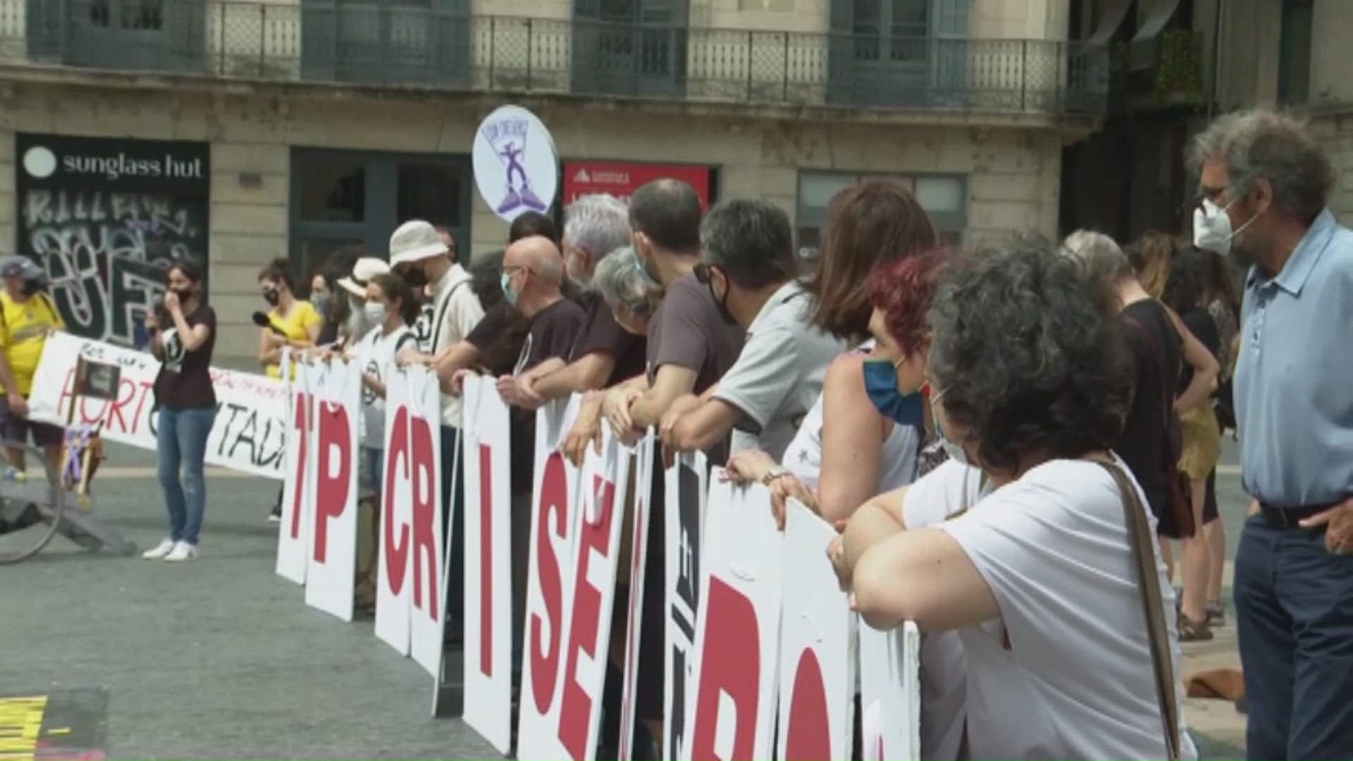 Concentració a la plaça de Sant Jaume contra el retorn dels creuers al Port de Barcelona | creuers, plaça de Sant Jaume, protestes