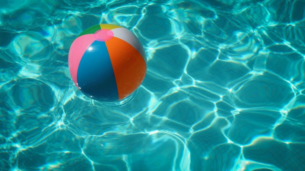 pilota en una piscina imatge estiu