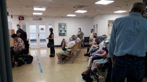 Col·lapse a l’atenció primària per l’increment de contagis, sobretot en gent jove sense vacunar