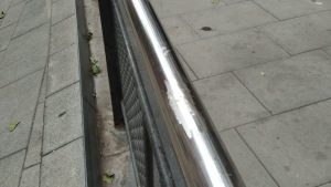 Retiren les plaques antimonopatins polèmiques d’una barana de Sants