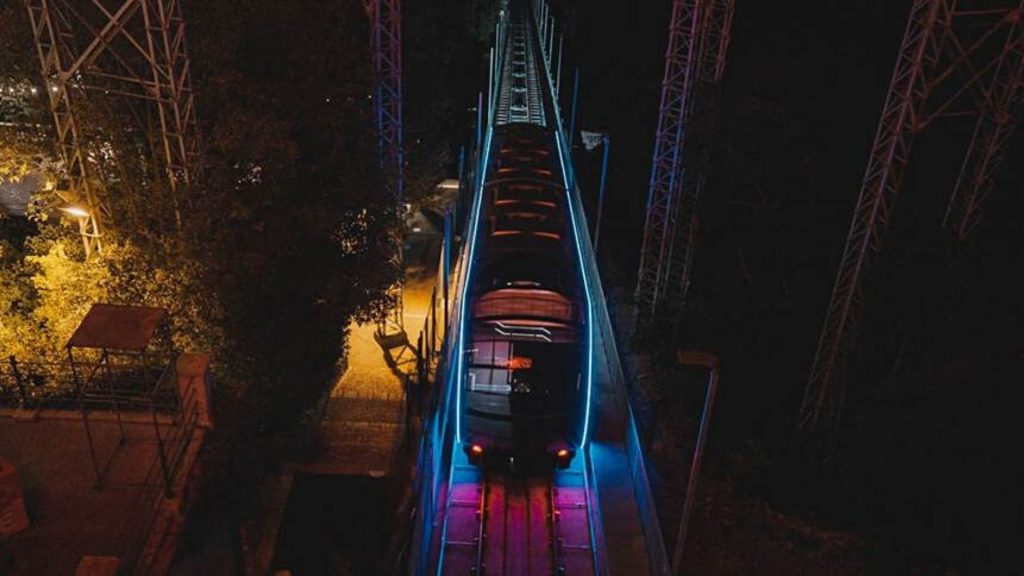 cuca de llum al tibidabo de nit