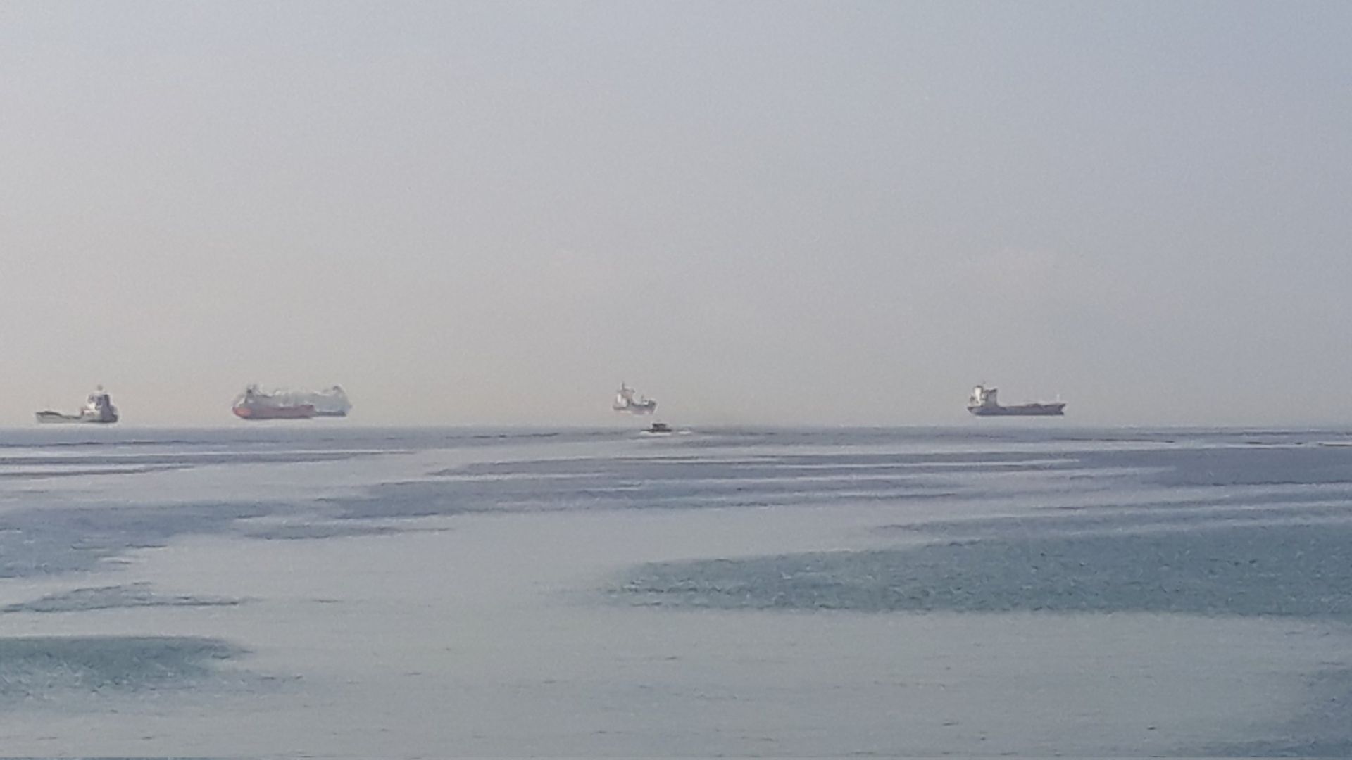 La mar plàcida ha provocat fenomens òptics espectaculars a Barcelona | calor, mar Mediterrani