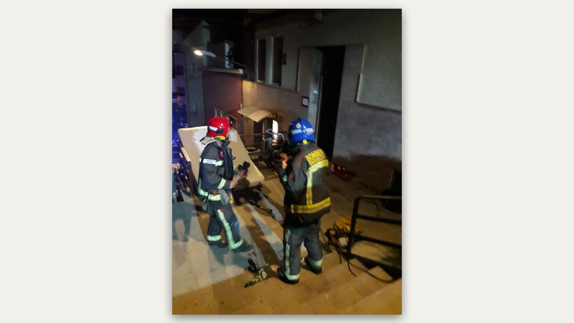 Extingit un incendi en un immoble a Horta-Guinardó la matinada de dissabte | Bombers de Barcelona, Guàrdia Urbana, Incendis, SEM