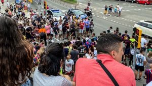 Centenars d’aficionats s’acomiaden de Leo Messi a les portes del Camp Nou