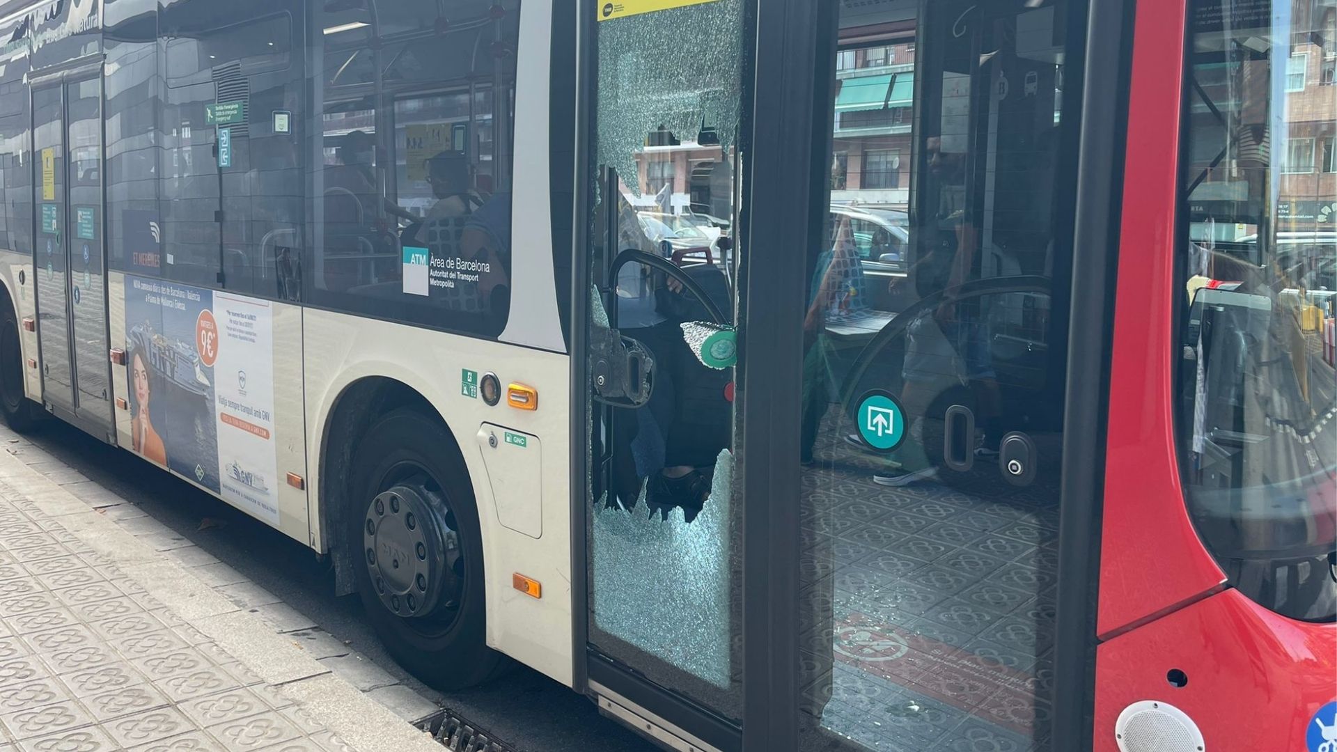 autobús h12 amb el vidre trencat