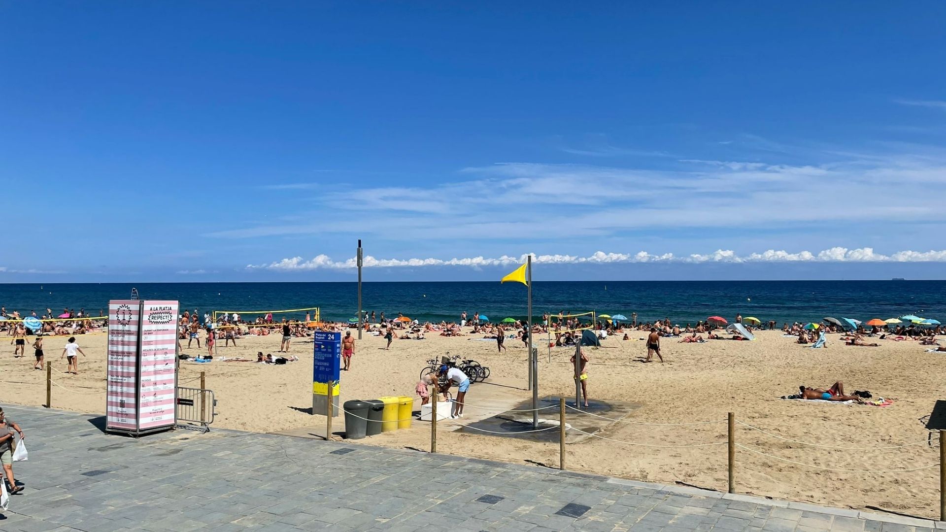 bandera groga a la platja del bogatell