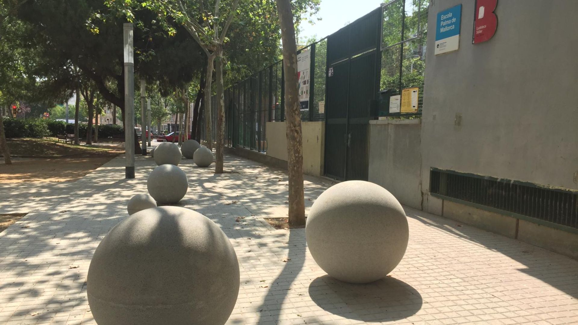 L'oposició titlla de "nyap urbanístic" del govern Colau-Collboni unes boles de formigó instal·lades a Nou Barris | Barcelona pel Canvi, ERC, escoles, jocs, Junts per Catalunya, obres