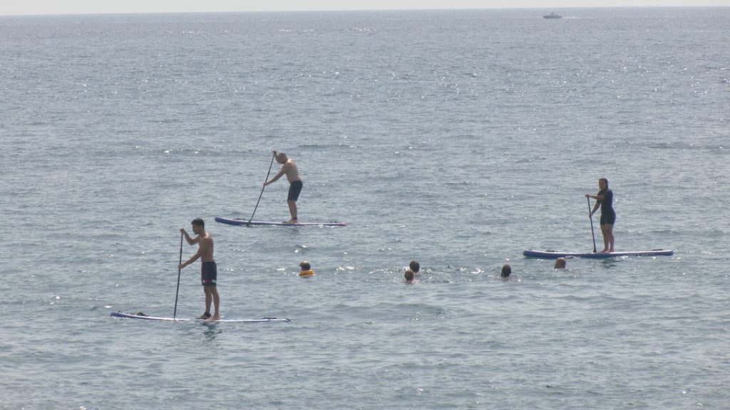 Platges plenes per combatre la calor: "És l'únic lloc on pots respirar una mica" | calor, onada de calor, platges