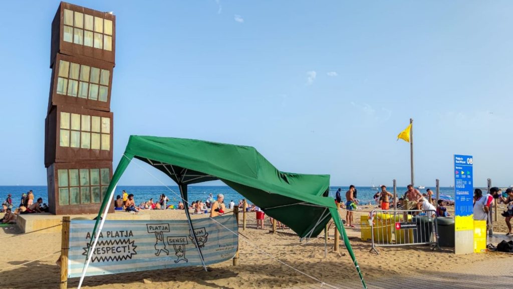 Tanquen l'accés a la platja de la Barceloneta per tercer dia consecutiu per alta ocupació | calor, covid, Guàrdia Urbana, onada de calor, platges