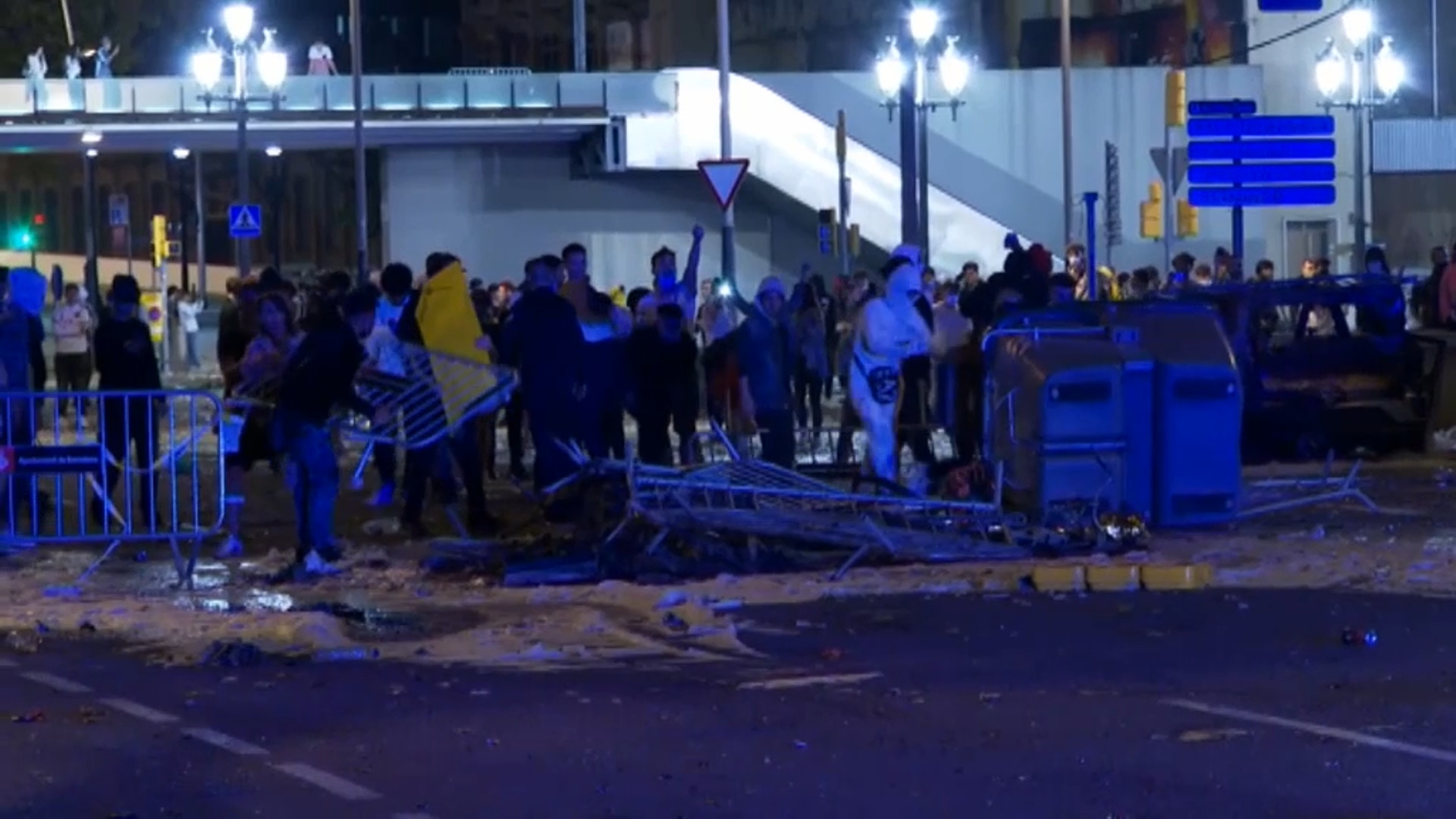 Sis mesos de presó per llançar una ampolla als Mossos durant els aldarulls de la Mercè del 2021 | aldarulls, festes de la Mercè, Mossos d'Esquadra, multes