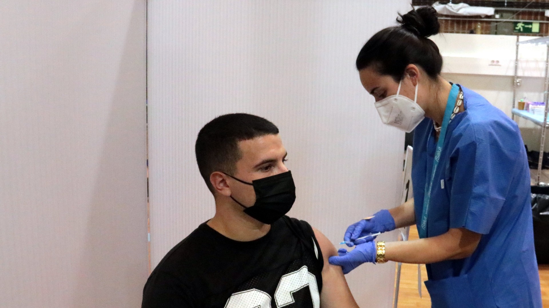 Un jove rep una vacuna de coronavirus