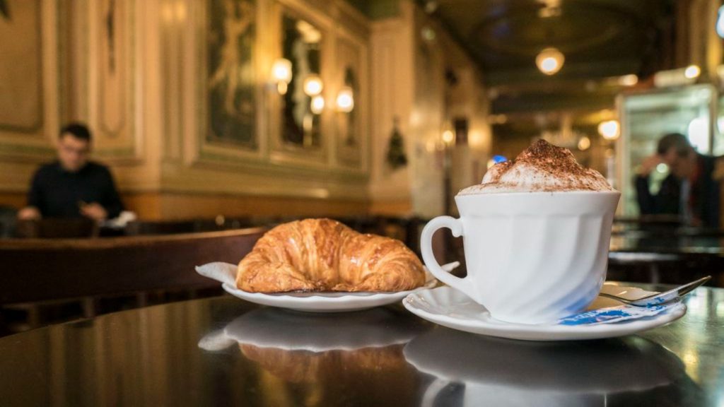 cafe i croissant al Cafè de l'Òpera