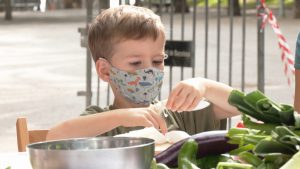El reaprofitament d’aliments, protagonista del dinar per a 200 persones al Parc de la Barceloneta