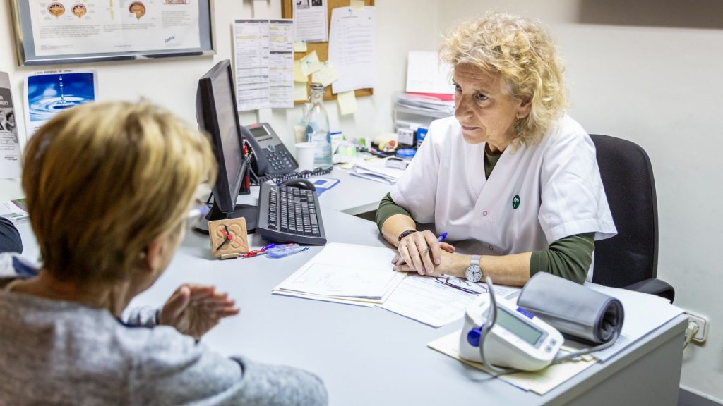 Una enfermera hace una evaluación de un paciente
