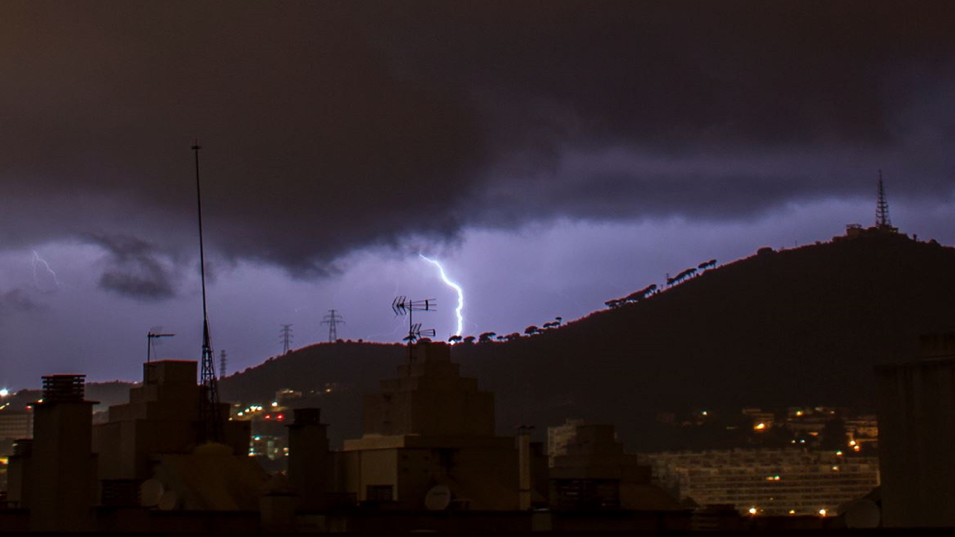 tempesta nocturna Barcelona 25 novembre 2021