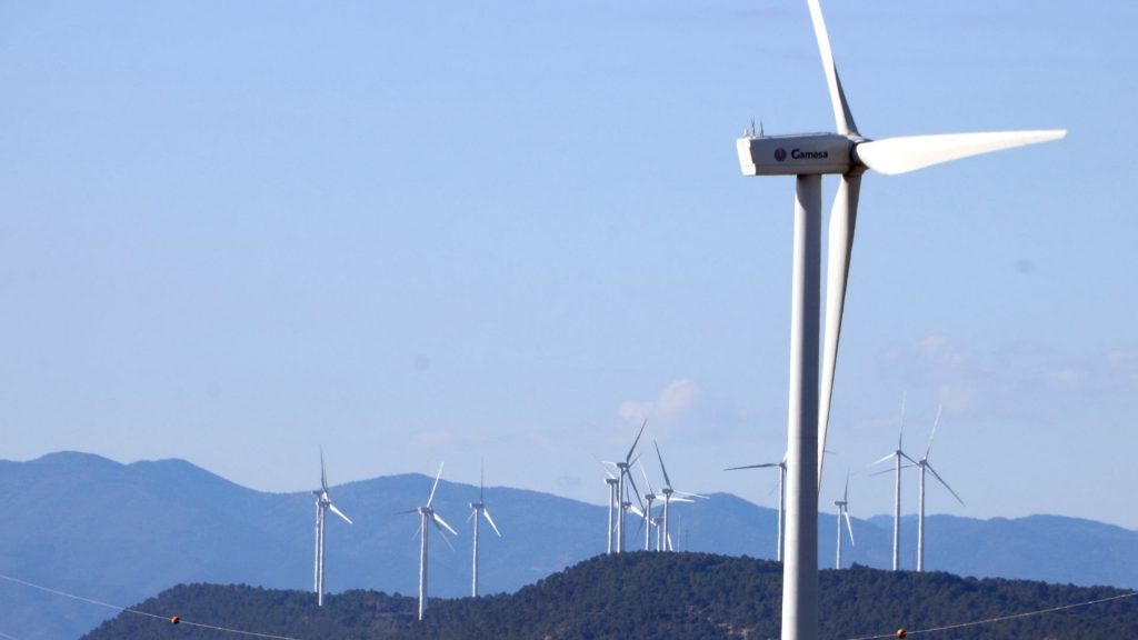 Molins de vent a la Serra de Montargull, entre Talavera i Llorac, el 22 d'octubre de 2021. Foto: ACN