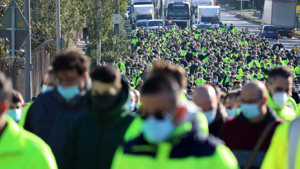 Els treballadors de Nissan tallen la ronda Litoral per reclamar un projecte de futur | Nissan, protestes, ronda del Litoral